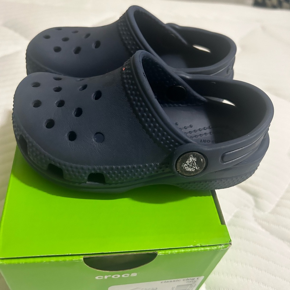 toddler navy blue crocs size 7